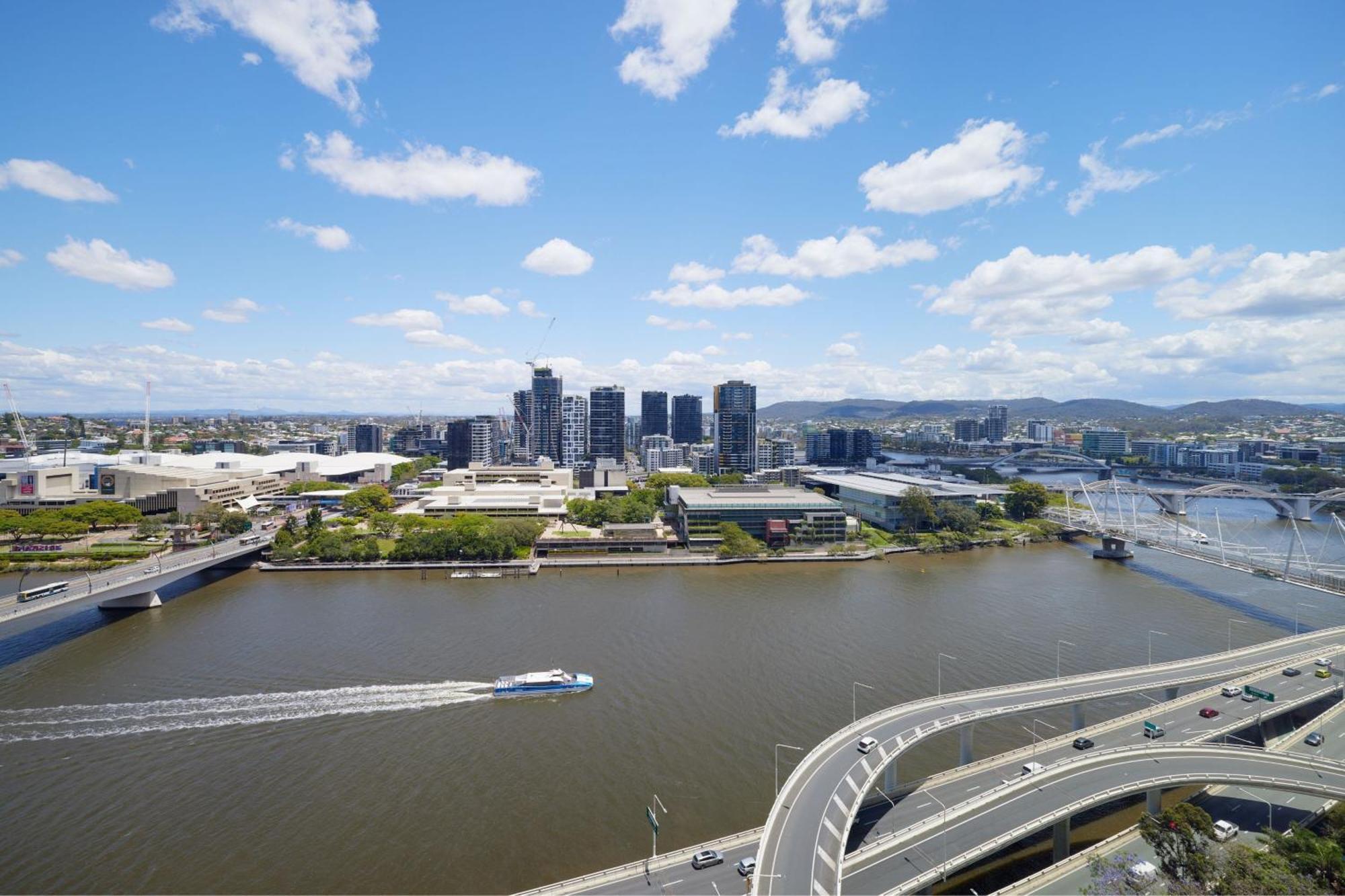 Hotel W Brisbane Zewnętrze zdjęcie Aerial view of the River City skyline